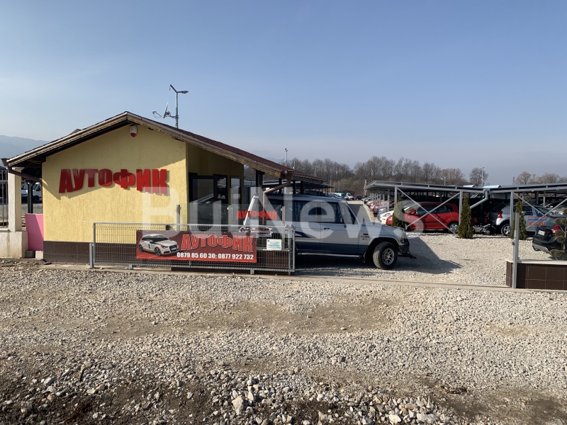 Неизвестни бандити са ударили вчера две автокъщи във Враца научи