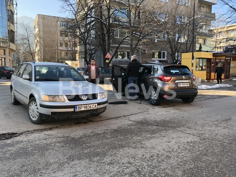Две коли се сблъскаха преди минути на централната врачанска улица