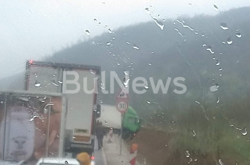 Катастрофа с ТИР блокира международен път Е 79 между Ботевград и