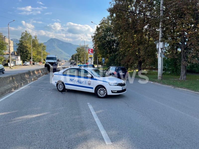 Микробус Ивеко буквално полетя над бул Мито Орозов във Враца