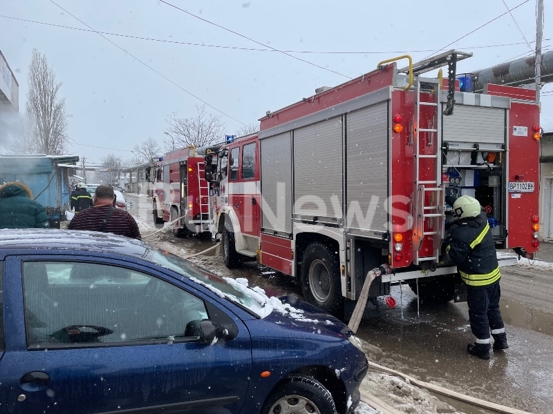 Извънредно! Голям пожар в обект на Жоро Салама във Враца, две пожарни ...