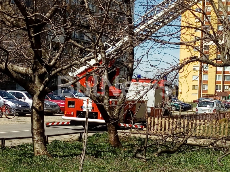 Два екипа на пожарната спряха пред блок в най-големия жилищен