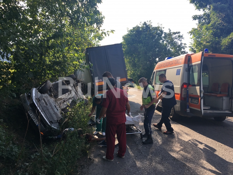 Двама са сериозно пострадали при жестоката катастрофа на пътя между