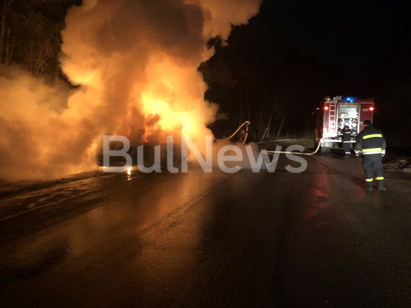 Мистерия край Враца! Загадъчна кола избухна в пламъци, газовата бутилка експлодира /снимки/