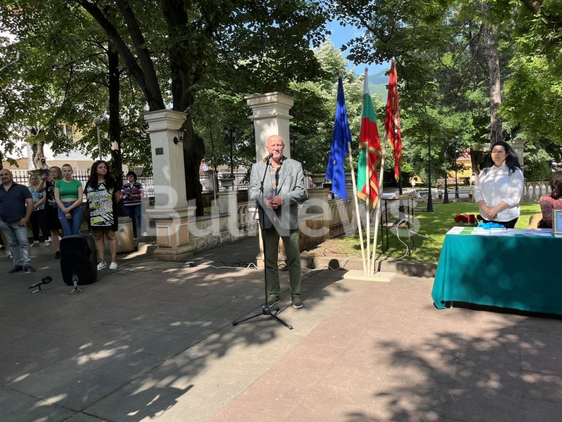 Днес се проведе официална церемония по дипломирането на зрелостниците от