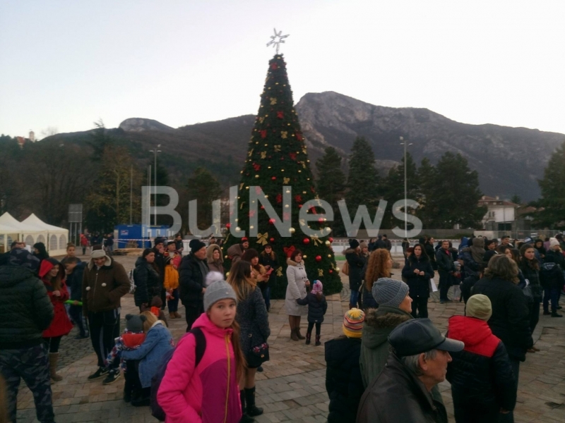 Със запалване на светлините на коледната елха в центъра на