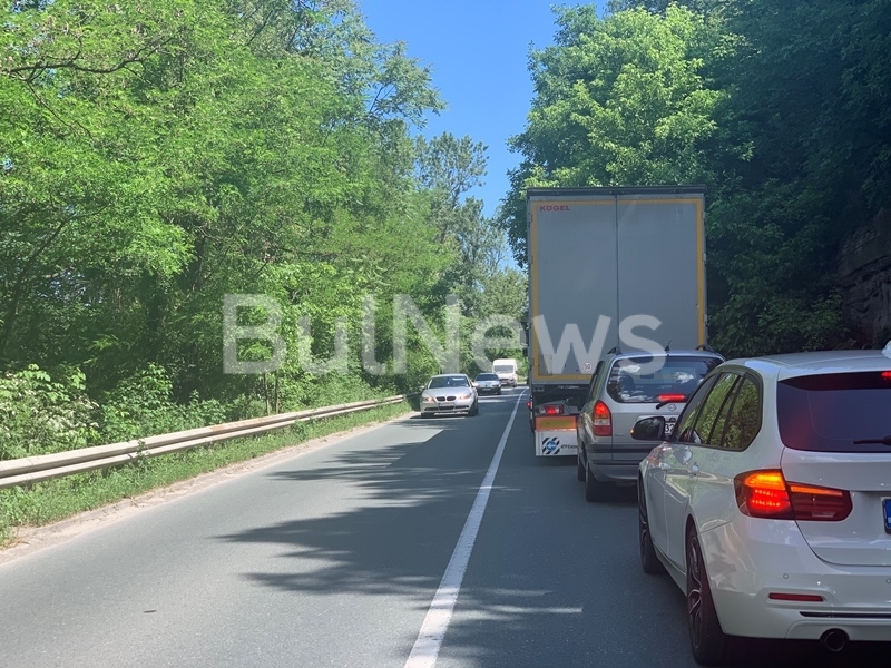 ТИР е аварирал и е блокирал движението по международен път