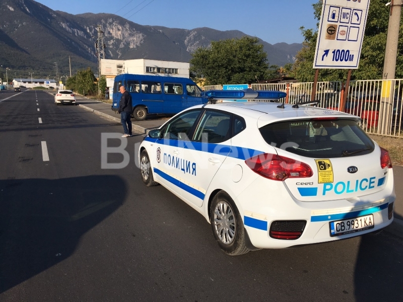 Разсеян шофьор помля стълб и се заби в ограда на