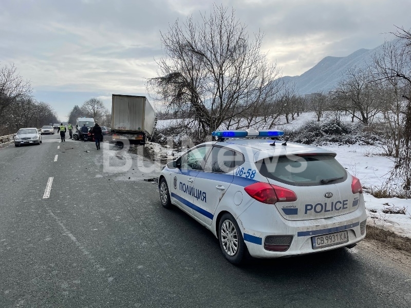 Извънредно! Младеж от Вършец се размаза в ТИР на Е-79 между Враца и Монтана, линейка лети към болницата /снимки/