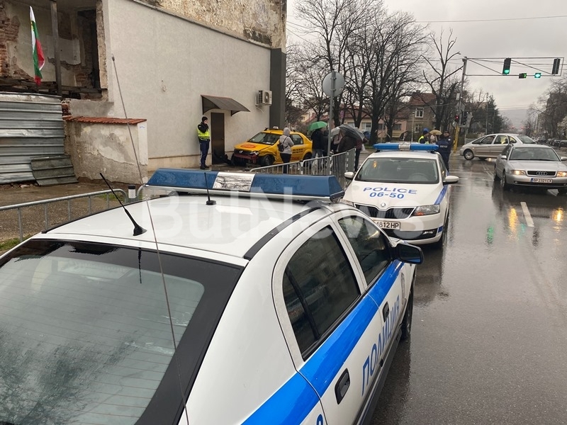 Пътен инцидент е станал преди минути на възлово кръстовище в