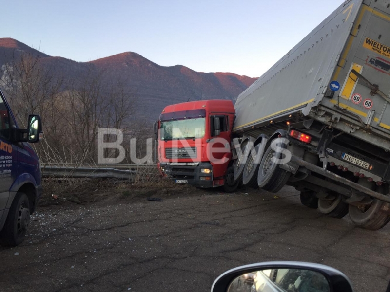Тежка катастрофа между бус и ТИР почти затвори международния път