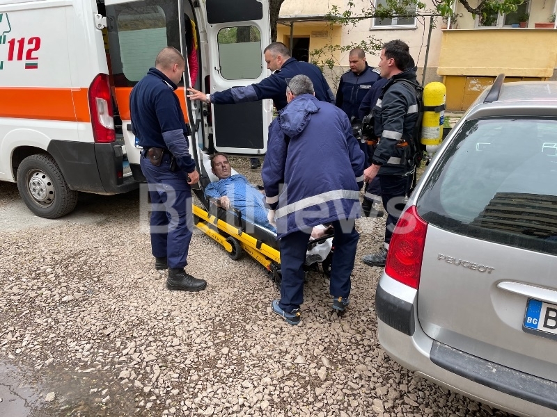 Извадиха двама души от горящия апартамент в блок Вапцаров №1