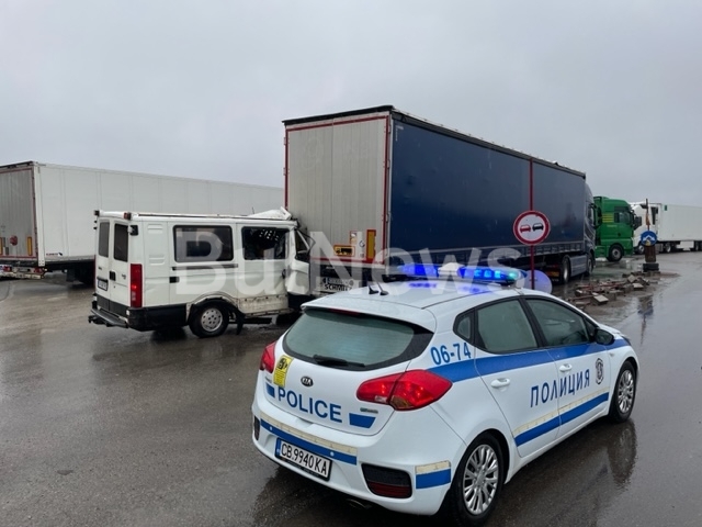 Микробус и ТИР се удариха на обхода на Враца видя