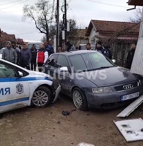 Ексклузивно в BulNews: Вижте ВИДЕО как шефът на полицията в Бяла Слатина помита колата в ромската махала