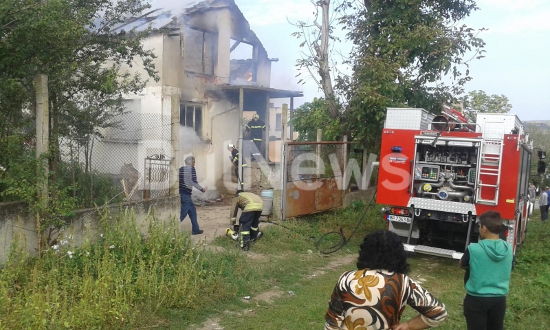 Огнеборци се борят с голям пожар в центъра на врачанско