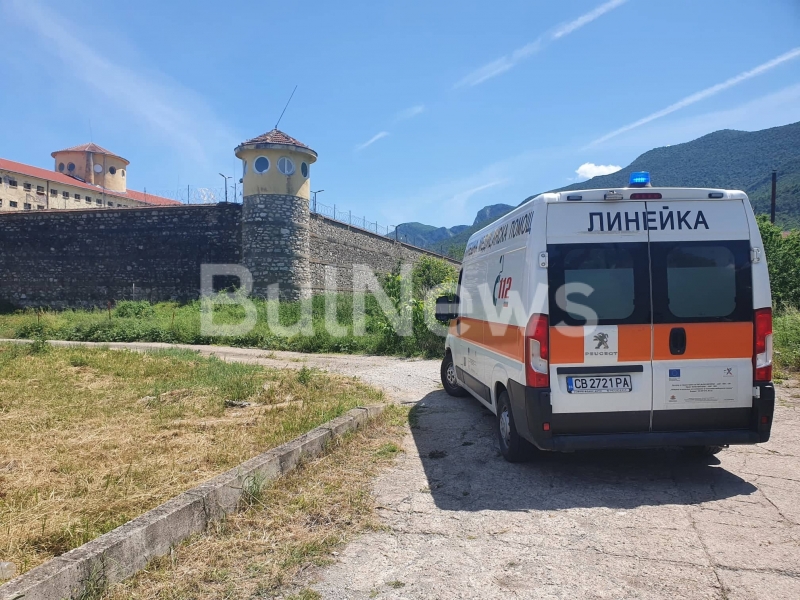 От последните минути! Лишен от свобода колабира пред портите на затвора във Враца, линейка лети към спешното /снимки/