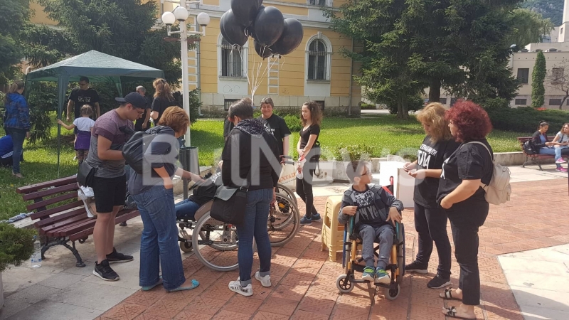 Майки на деца с увреждания от Враца и будни граждани