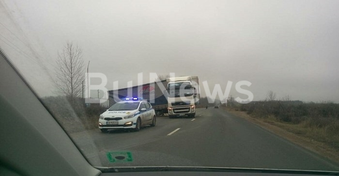 Аварирал ТИР затруднява движението на международния път Е 79 между