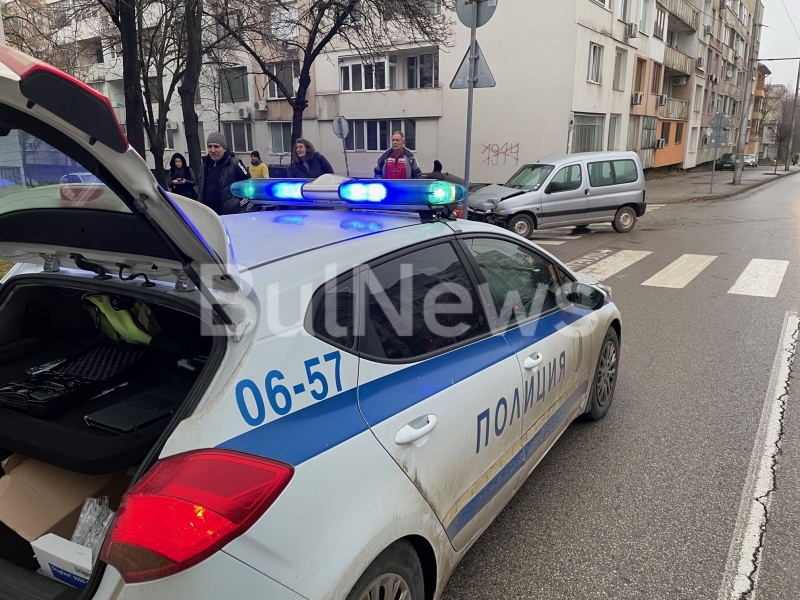 Две коли са се ударили на оживен булевард във Враца