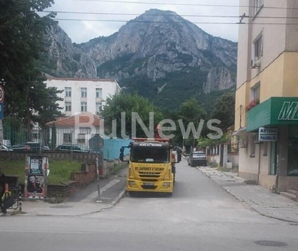 Неправилното паркираните автомобили и липсата на достатъчно места за спиране