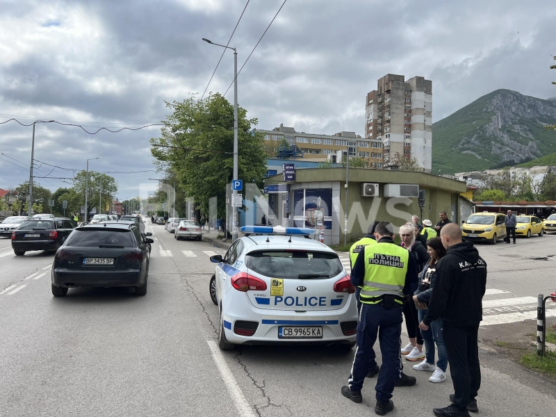 Катастрофа между Ауди и Мерцедес затруднява движението по оживен булевард