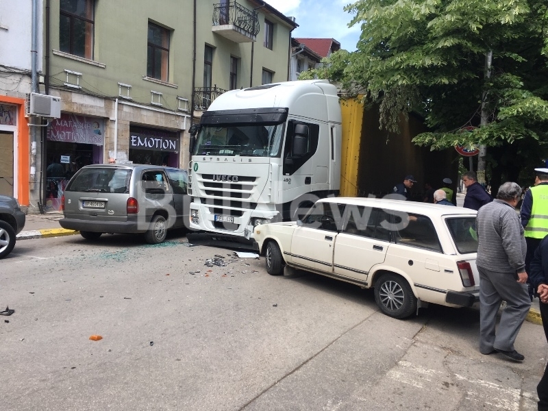 Мъртво пиян тираджия натресе две коли в центъра на Враца
