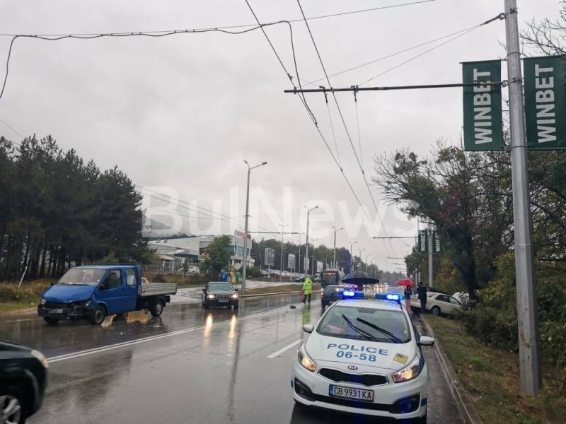 Катастрофа с камион и 2 коли е станала преди минути