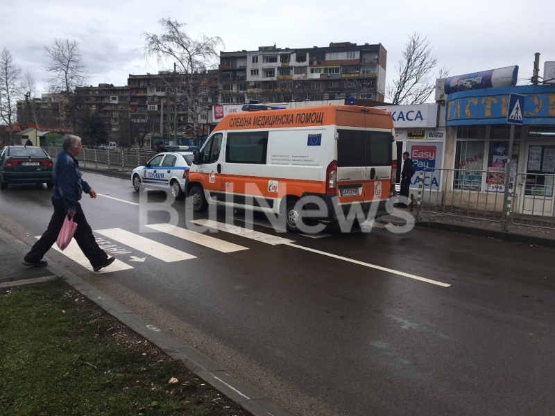 Извънредно! Младеж припадна пред джип на пешеходна пътека на натоварен булевард във Враца