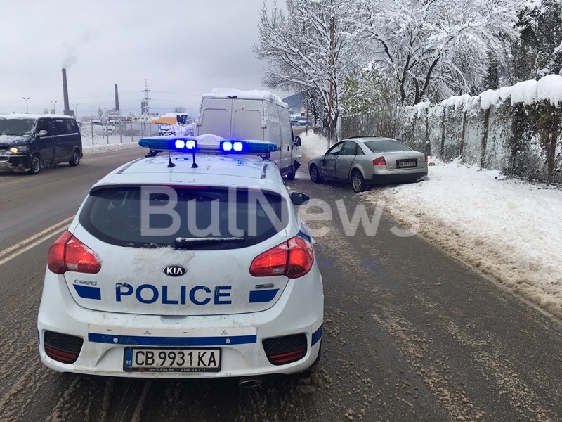 Монтанска кола е катастрофирала на оживен булевард във Враца, видя