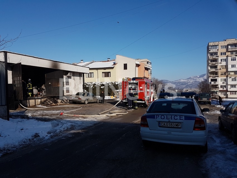 Ново скъпо Ауди е изгоряло при пожар във Враца днес