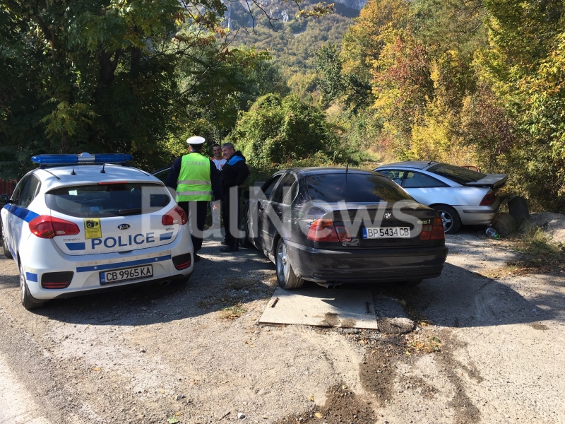 Лек автомобил БМВ е ударил преди минути изоставен край пътя