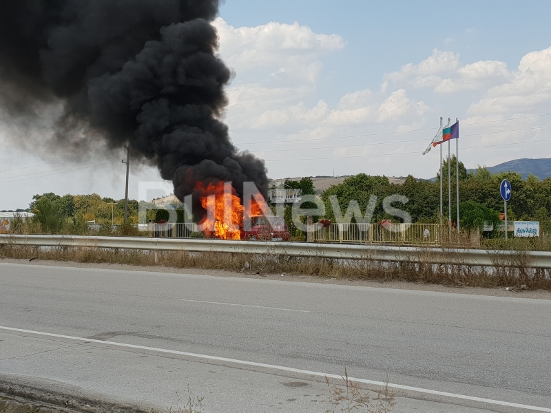 Лек автомобил Алфа Ромео с врачанска регистрация гори до бензиностанция