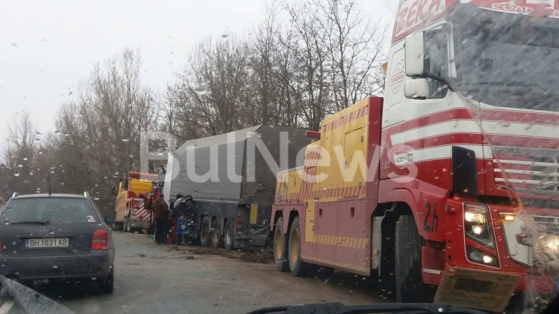 Движението по главен път E 79 между Враца и Монтана е