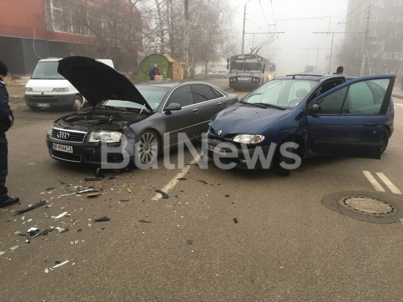 Катастрофа между две коли блокира движението на тролейбусния транспорт във