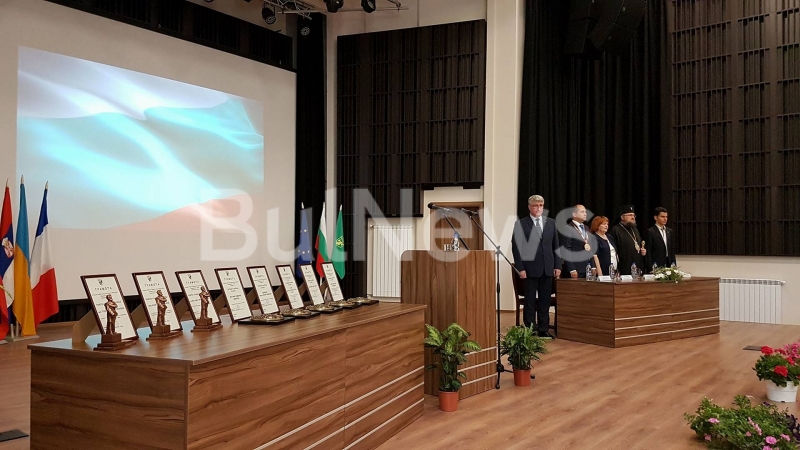 На днешното тържествено заседание на общинския съвет бяха връчени Наградата