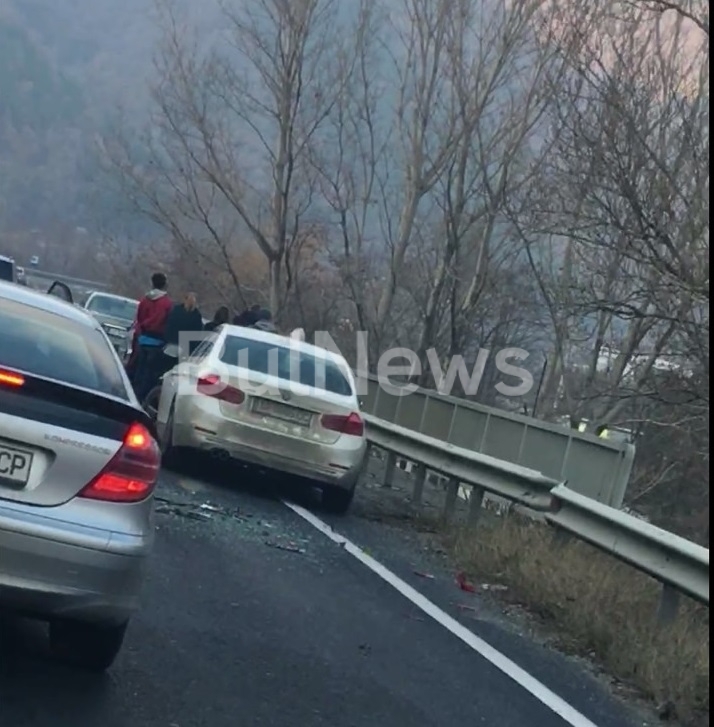 Верижна катастрофа с участието на три леки автомобила е станала