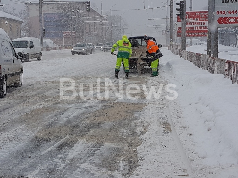 Заледени са пътните настилки във Враца където улиците буквално са