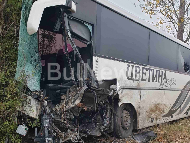 Извънредно! Тежка катастрофа с автобус на "Цветина" на обходния път край Литаково, има двама загинали и много ранени /снимки/