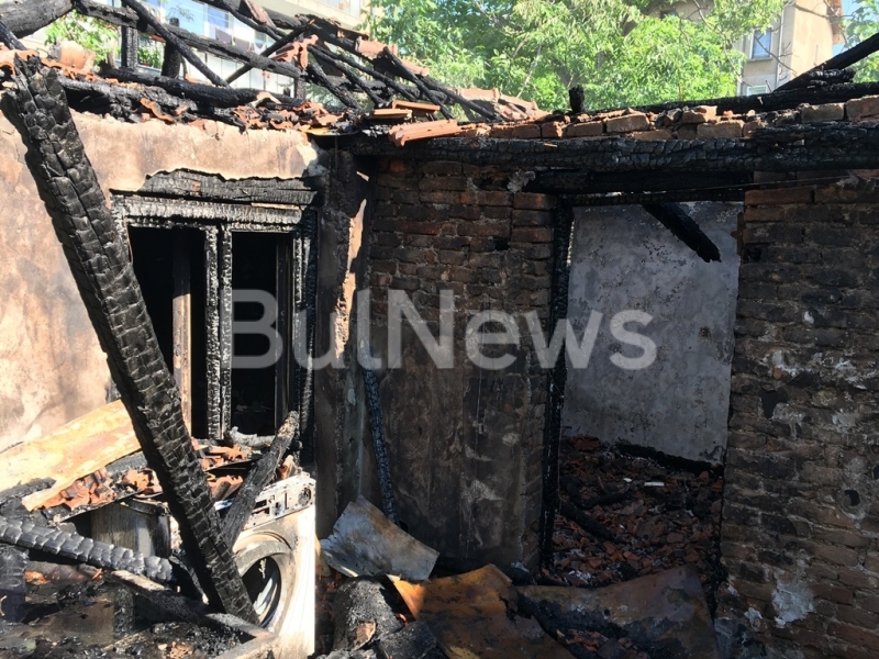 Къща е изгоряла във Враца тази нощ, видя репортер на