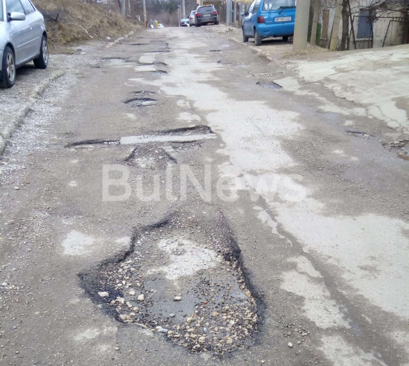 Врачани вече година трошат колите си по тотално разбита улица
