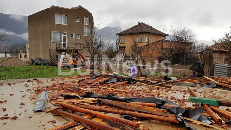 Бурен вятър чийто пориви достигнаха до 120 км в час