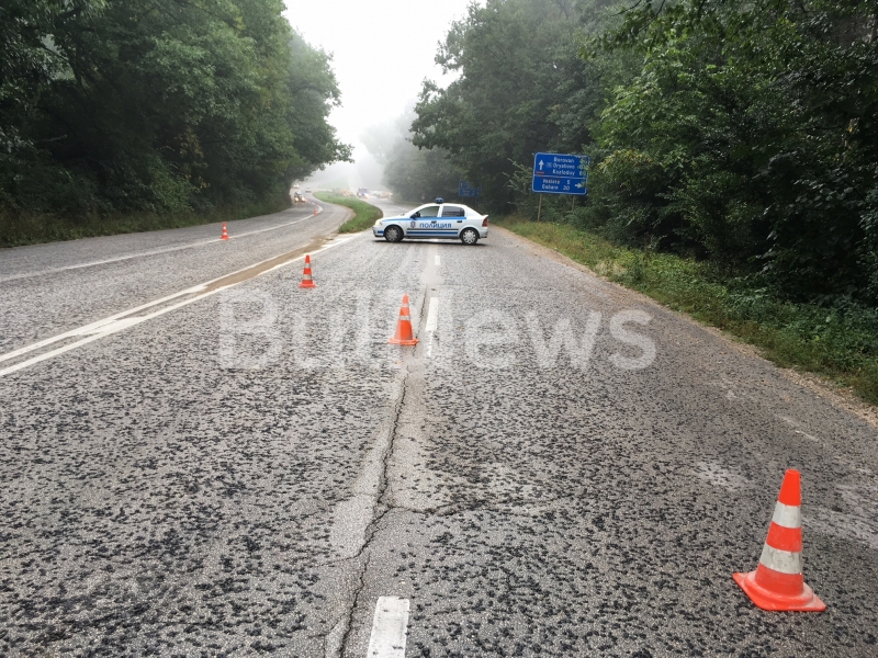 ТИР се е обърнал и е затапил движението между Враца