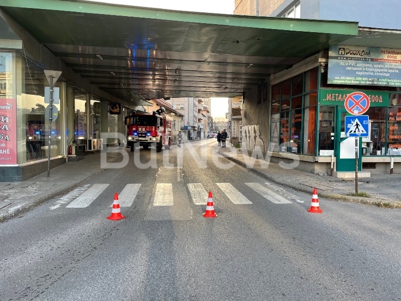 Втори ден Враца е в капана на ураганния вятър който