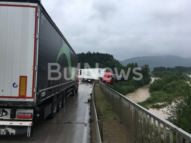 Възстановено е движенето по път I 1 Враца Ботевград по моста над