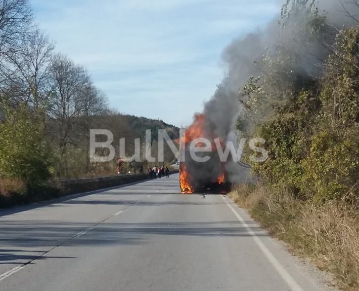 Бургаски автобус с работници се е запалил преди минути на