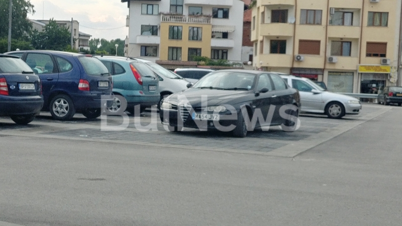 Вижте този уникален наглец как остави колата си на паркинга на „Кауфланд“ във Враца /снимка/