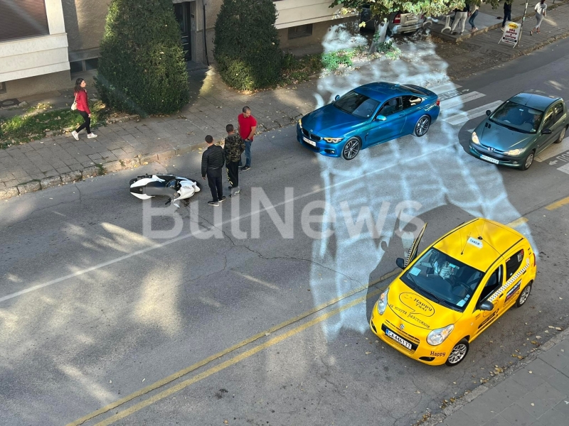 Такси и скутер се удариха в центъра на Враца видя