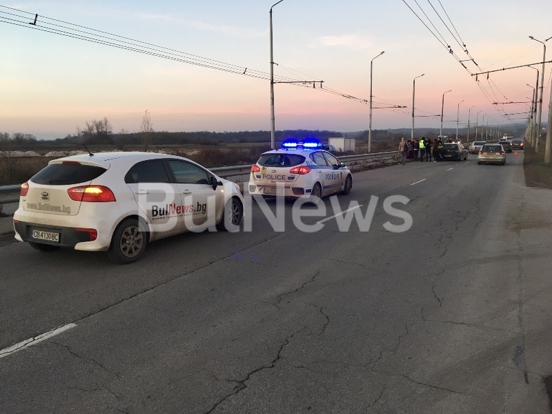 Голф и Мерцедес се сблъскаха преди минути на метри от