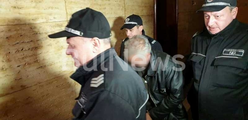 Оставиха за постоянно в ареста мъжа който уби баща си