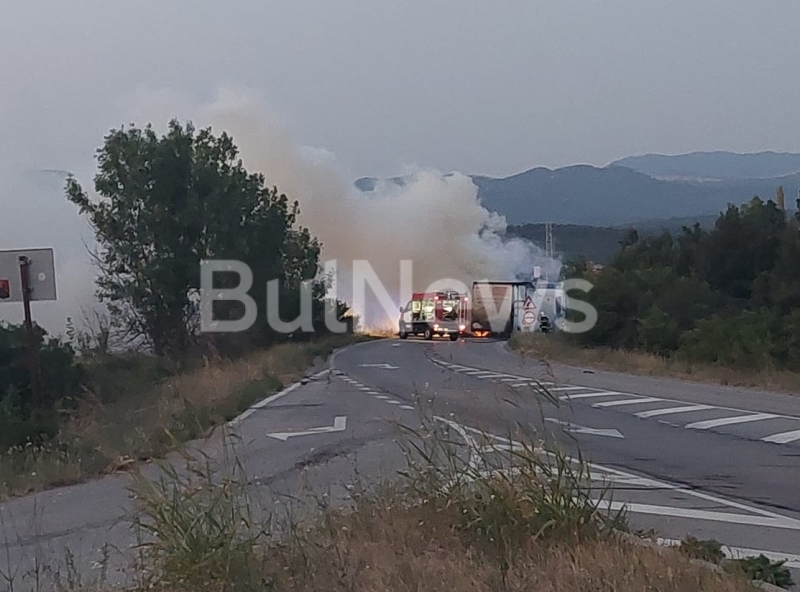 ТИР гори на международния път Е 79 между Монтана и Видин